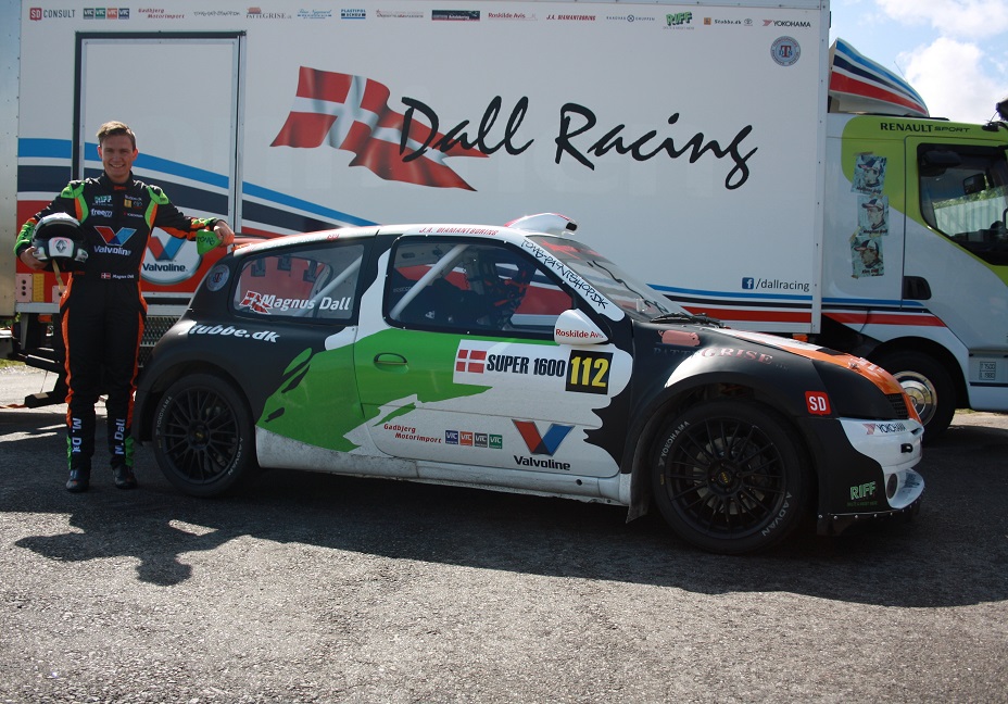 Magnus ved Dall Racing's Renault Clio Super 1600
(Foto: Dall Racing)